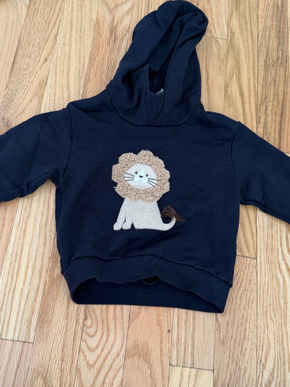 Il Gufo Black Hoodie with Beige Lion Applique